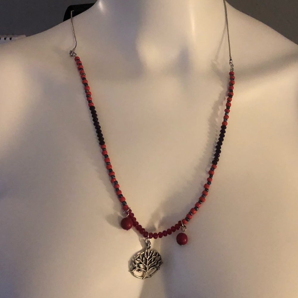 RED NEW WITH TAGS NECKLACE. ONE SIZE. BEAUTIFUL